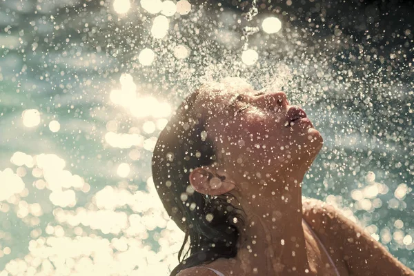 Détendez-vous dans la piscine spa, le rafraîchissement et les soins de la peau. Vacances d'été et voyage à l'océan. La beauté de la femme est hydratée dans le bain. Maldives ou Miami Beach. femme mignonne sur la mer des Caraïbes aux Bahamas . — Photo