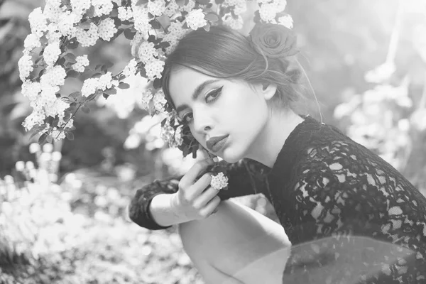 Жінка з модним іспанським макіяжем, трояндовою квіткою у волоссі — стокове фото