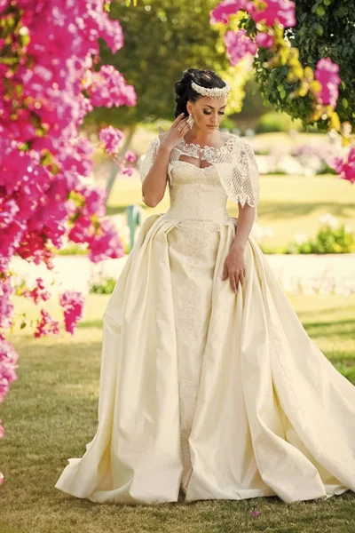 Kadın gelin güzel gelinlik.