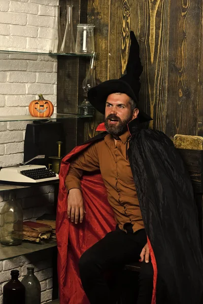 Cadılar Bayramı erkekte cadı şapka ve pelerin