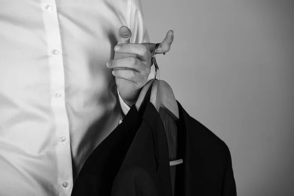 Cuier cu jachetă formală în mână de om în cămașă — Fotografie, imagine de stoc