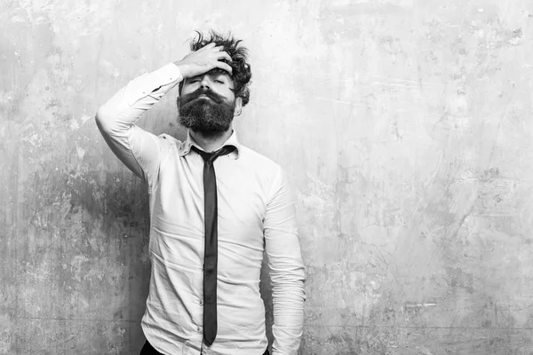 Hombre o hipster con barba larga en la cara seria —  Fotos de Stock