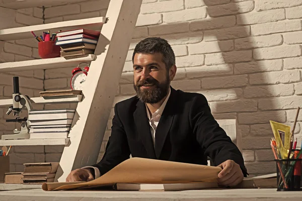 Alternatif eğitim ve bilgi kavramı. Profesör mutlu yüz ifadesi ile