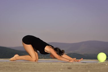 Esneklik akrobasi ve fitness sağlık.