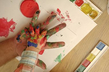 Bakım, aşk veya evlat edinme kavramı.