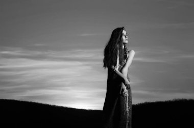 pastoral sunset bulvarında poz kadın