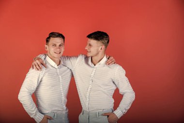 Mutlu adamlar sarılma