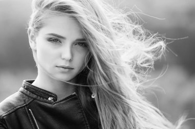 Moda model arka plan bulanık üzerinde.