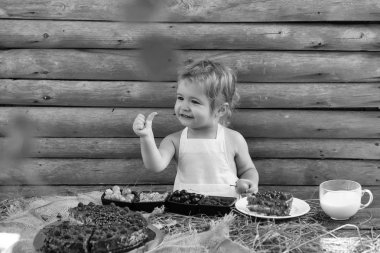 Küçük çocuk başparmak verir