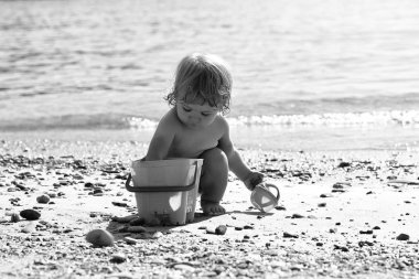 Kumsalda oynarken çocuk