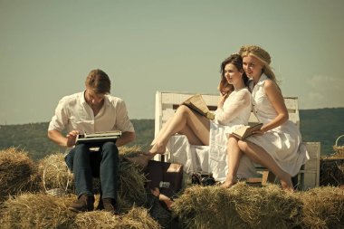 Adam ya da saman vintage daktiloda yazarak maço