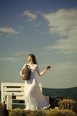 Alkol içki ile güneşli günde model