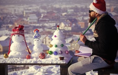 Noel Baba adam kış gününde yazma