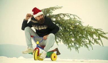 Noel Baba şapkası ve sportif giyim kış günü bisikletçi