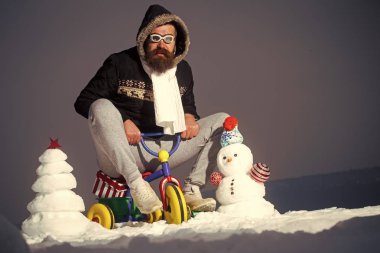 Kardan adam ve kar xmas ağacı kış manzarası