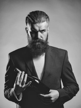 Şarap şişesi ile sakallı adam