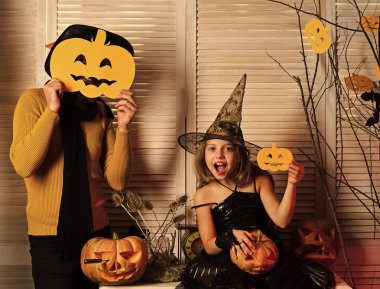 Halloween süslemeleri. Cadı kız ve sakallı Sihirbazı