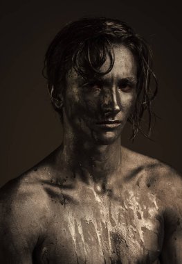 Çıplak gövde parıldayan gümüş boya ile kaplı olan adam