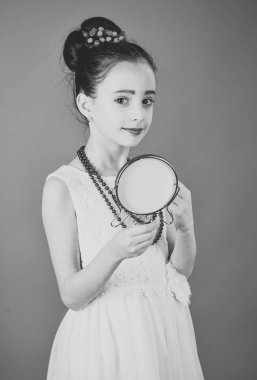 Kuaför ve PIN kadar. Kuaför ve berber, ayna ile kız