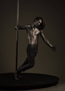 Adam çıplak gövde ile gümüş boya, koyu arka plan ile kaplı.