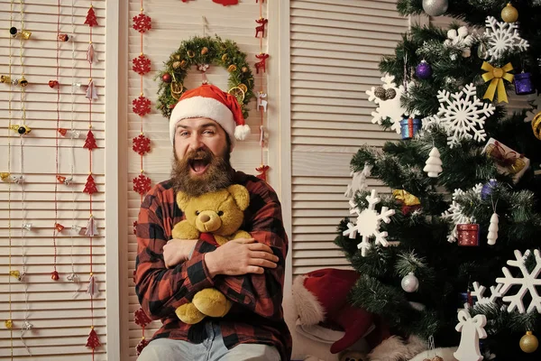 Homem de natal com barba no rosto feliz em santa hat — Fotografia de Stock