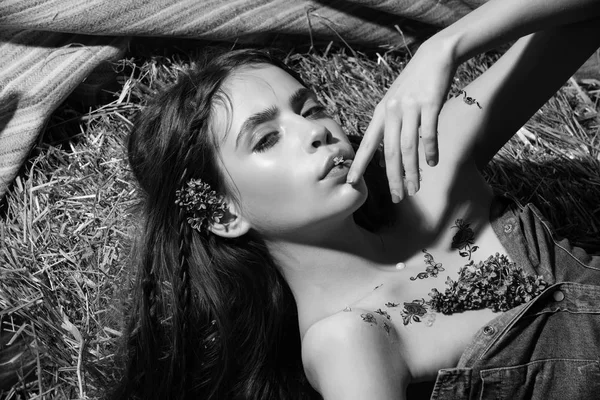 Lila çiçek saman üzerinde yalan kadınla