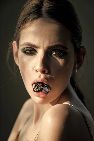 Kadın ağzına böcek böcek broş ile — Stok fotoğraf
