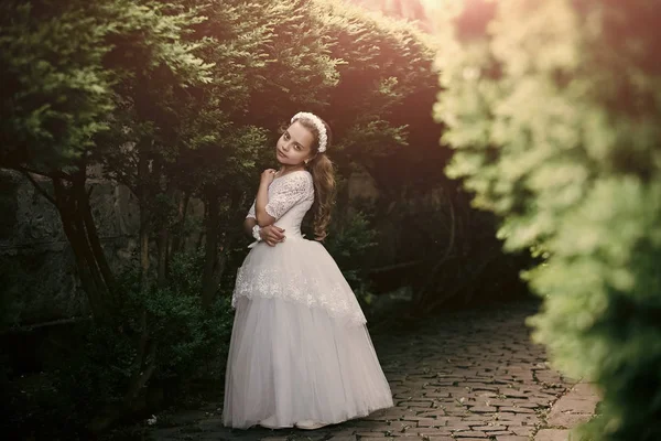 Meisje kind in groene zomer park, lente. — Stockfoto