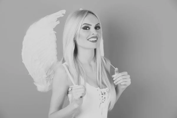 Mulher anjo feliz com cabelo loiro e maquiagem em asas — Fotografia de Stock