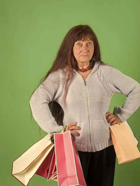 Mulher com cabelo vermelho longo segurar saco de compras colorido . — Fotografia de Stock
