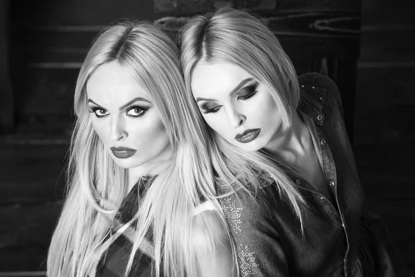 makyaj ve saç, ikiz kardeşler, lezbiyen ve gay, Eşcinsel aşk