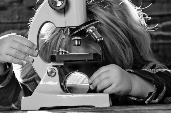 Conceito educacional, estudante menino estudando no local de trabalho com microscópio, laptop — Fotografia de Stock