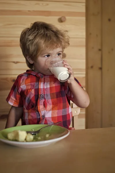 Kleine jongenskind eten ontbijt van banaan, melk — Stockfoto