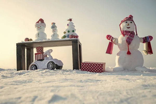 Kar heykel ve xmas ağacı ahşap tablo — Stok fotoğraf