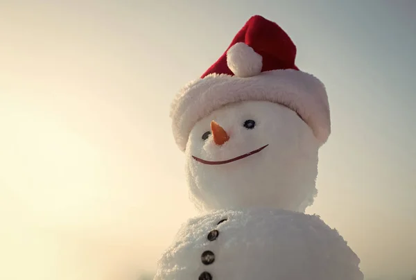 Kırmızı şapkalı Santa claus snowman. — Stok fotoğraf