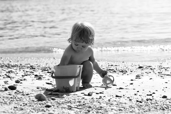 Junge spielt am Strand — Stockfoto