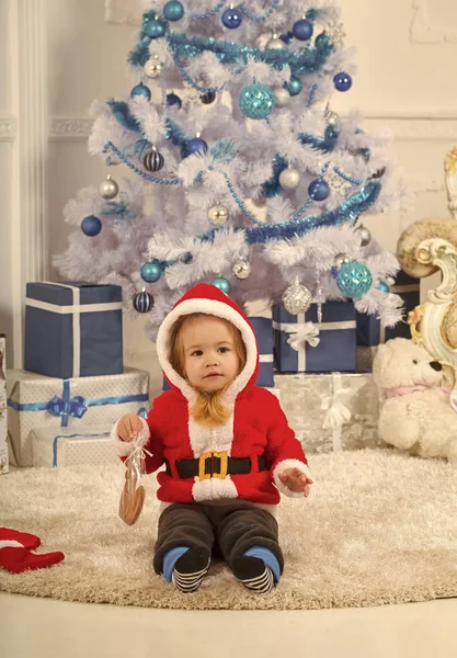 Christkind oder kleiner Junge am Weihnachtsbaum, Geschenkbox — Stockfoto
