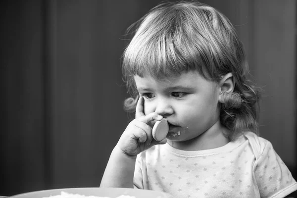 Schattige kleine jongen eten — Stockfoto