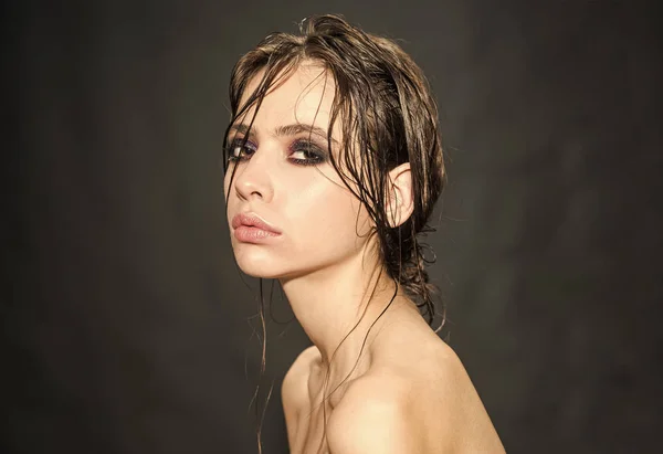 Fodrászat és a visage stúdió. fodrász nő nedves haj és a füstös szem smink stúdió szürke háttér — Stock Fotó