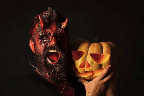 Halloween Escuro Conceito Luz Homem Diabo Segurando Abóbora Fundo Preto — Fotografia de Stock
