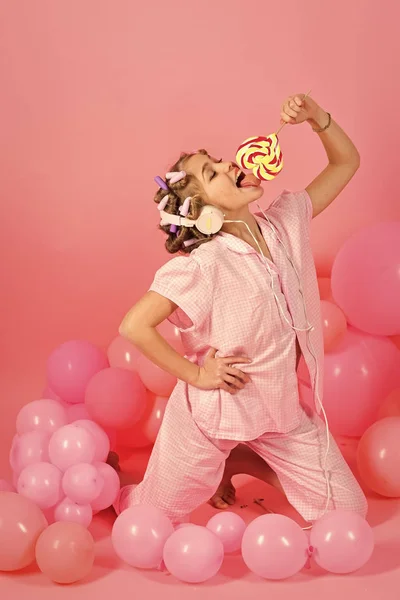 Primer plano de una niña con una gran piruleta de colores — Foto de Stock