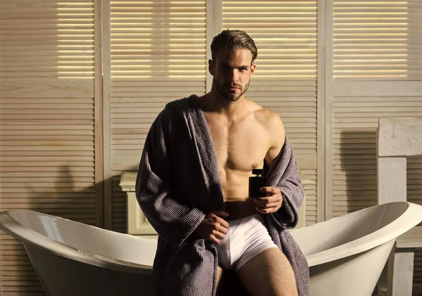 Macho cu trunchi muscular în lenjerie intimă și halat de baie în baie — Fotografie, imagine de stoc