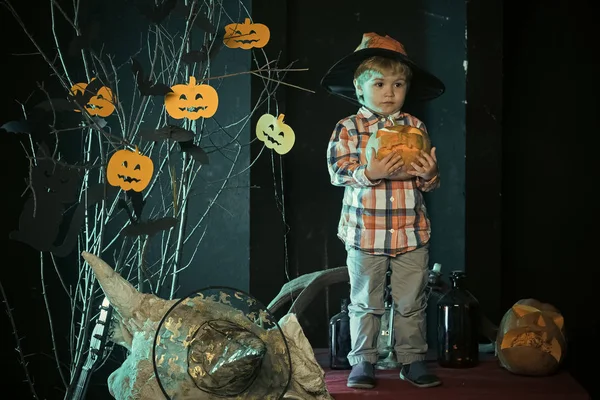 Niño de Halloween con cara seria mantenga la calabaza . —  Fotos de Stock