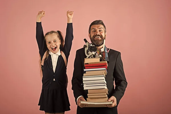 Menina de uniforme escolar e homem barbudo. Pai e colegial — Fotografia de Stock