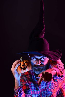 Arka plan Cadılar Bayramı için dekore edilmiştir. Cadı şapka. Adam korku arka plan üzerinde. Halloween cadı oyulmuş kabak ve sihirli ışıklar karanlık bir orman içinde. Cadılar Bayramı arka plan. Jack-o-fener.