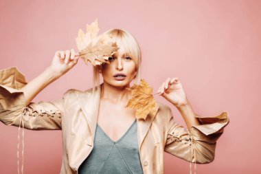 Mockup marka. Sonbahar Ağaç ve orman. Merhaba sonbahar ve rüyalar. Sonbahar giyim ve renk trendleri. Marka logosu. Sonbahar zaman moda Satılık.