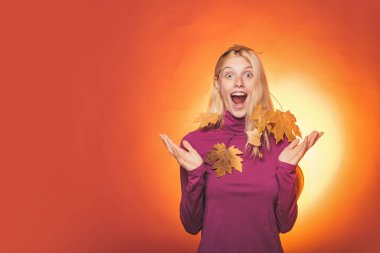 Altın arka plan. Yağmur ve şemsiye Kasım kavramı. Merhaba sonbahar ve sonbahar rüyalar. Eylül Merhaba. Sonbahar satış veya 