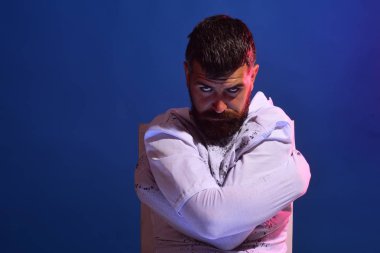 Sihirli şapka. Tatil halloween baba için komik karnaval kostümleri ile. İskelet kabak ile poz. Arka plan Cadılar Bayramı için dekore edilmiştir. Cadı şapka. Adam korku arka plan üzerinde.