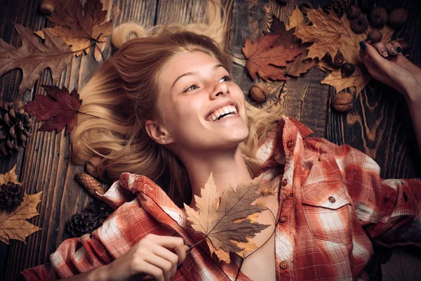 Yağmur ve şemsiye Kasım kavramı. Kasım arka plan. Sonbahar Yılın güzel ve renkli bir zamanı. Güzellik yüz. Benim sayfasını ziyaret edin. Mutlu gülümseyen kadın. Sonbahar yaprakları Festivali.