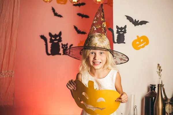 Happy Halloween på världen. Horror ansikten. Glad halloween. Happy Halloween offerter för kusligt kul. Magiska hatt. Bus eller godis. Happy Halloween Quotes och talesätt. — Stockfoto